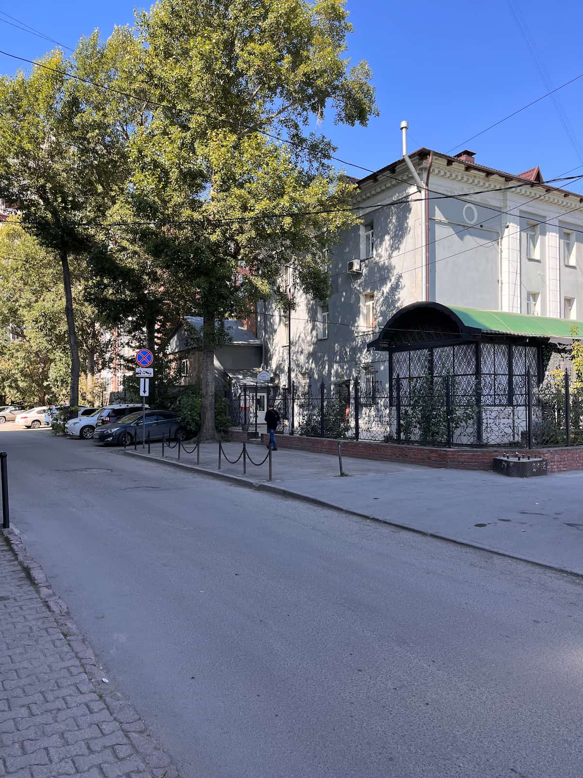 Вид улицы Красный Проспект и здание где расположен офис Мастера Профи
