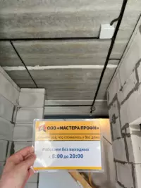 Процесс соединения проводов внутри распределительной коробки