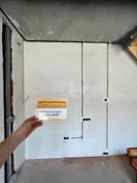 Разводка новой электропроводки в штробах по стене из газобетона