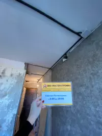 Прокладка нового электрического кабеля в защитной гофре по потолку