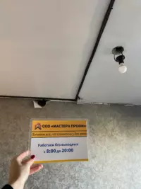 Новая электропроводка, заведенная в распределительную коробку в стене