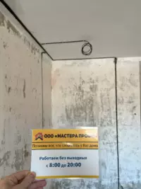Процесс замены электропроводки в квартире на бетонной стене.