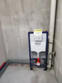 Инсталляция унитаза Grohe с подводкой воды и подключением к канализации