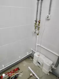 установка канализационного насоса (сололифта), счетчиков воды и прокладка новых полипропиленовых труб