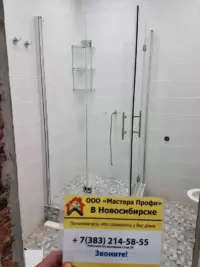 Установка углового душевого ограждения из закаленного стекла с хромированным профилем на поддон