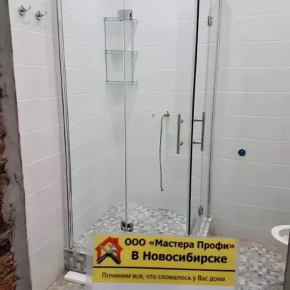 Установка углового душевого ограждения из закаленного стекла с хромированным профилем на поддон