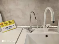 Профессиональная установка фильтра для питьевой воды с отдельным краном на кухне