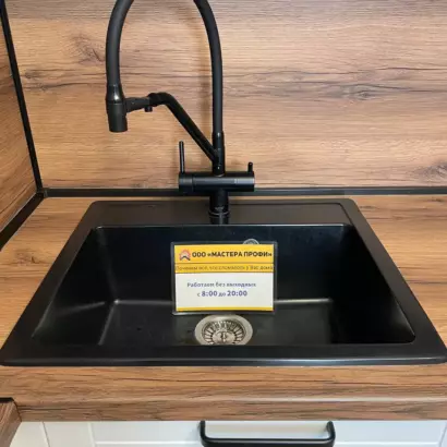 установка черной мойки из искусственного камня и высокого черного смесителя