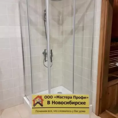 Профессиональная установка угловой душевой кабины с тропическим душем в Новосибирске
