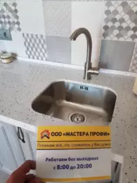 Монтаж мойки выполнен под столешницу из искусственного камня