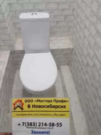 установка унитаза в туалете с отделкой под кирпич