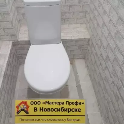 установка унитаза в туалете с отделкой под кирпич