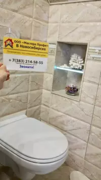 установлен подвесной унитаз, в стене встроена ниша с подсветкой