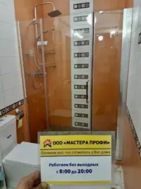 установка прямоугольной душевой кабины со стеклянными стенками