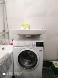 Установка узкой стиральной машины Electrolux PerfectCare 600 под раковину в ванной комнате
