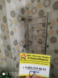 Аккуратная установка водяного полотенцесушителя лесенка в санузле