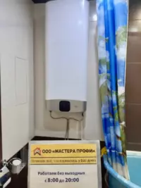 Вертикальный монтаж плоского накопительного водонагревателя Ariston в узкой нише ванной комнаты