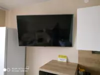 Профессиональная установка телевизора на стену в кухне в Новосибирске
