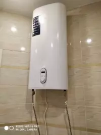 Белый вертикальный накопительный водонагреватель Electrolux с электронным управлением