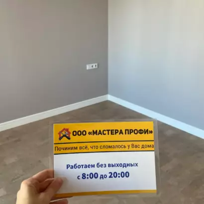 Профессиональная установка белого полиуретанового плинтуса в комнате после ремонта