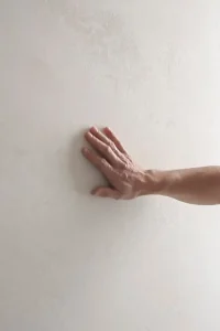 Чистовая штукатурка под покраску, ровная стена без наплывов