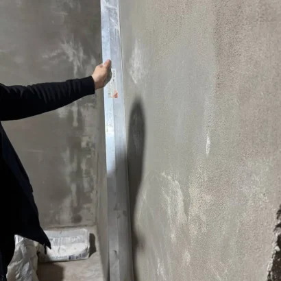 Проверка плоскости стены правилом после штукатурки