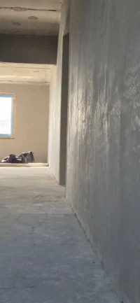Выравнивание стен по маякам, гладкая поверхность после затирки